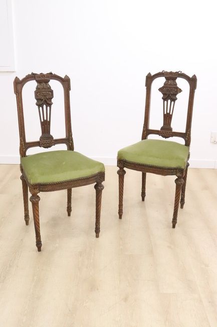 PAIRE DE CHAISES volantes en hêtre mouluré...