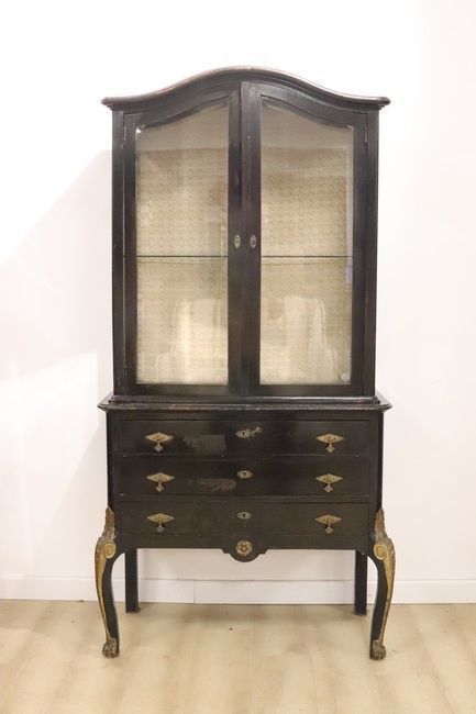 VITRINE deux corps en chapeaux de gendarme...