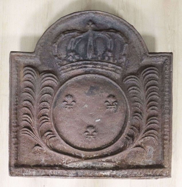 PLAQUE DE CHEMINÉE en fonte de fer, en chapeau...