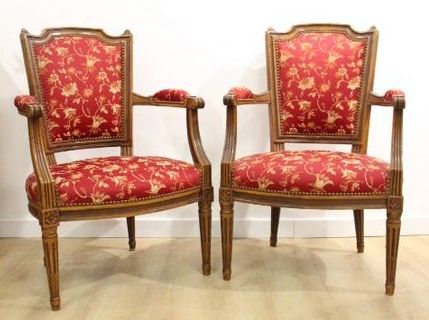 PAIRE DE FAUTEUILS à dossier cabriolet en...