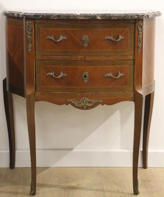 PETITE COMMODE à façade galbée en bois de...