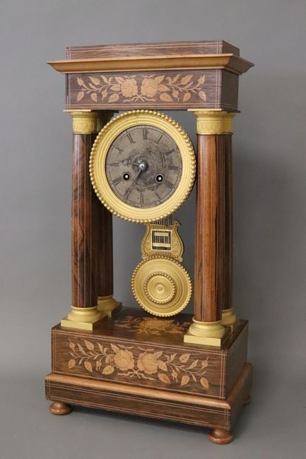 PENDULE portique en placage de palissandre...
