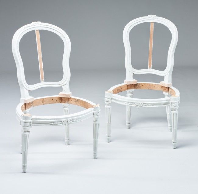 PAIRE DE CHÂSSIS DE CHAISES en hêtre mouluré...