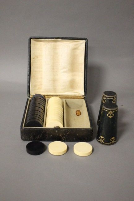 BOÎTE DE JETONS de backgamon comprenant 15...