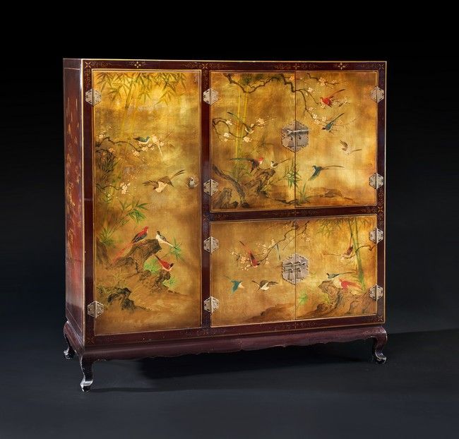 CABINET à hauteur d'appui, de forme rectangulaire,...