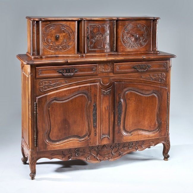 BUFFET à gradin en noyer mouluré et sculpté,...