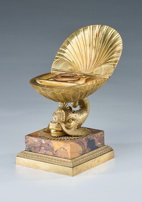BEL ENCRIER en bronze doré à décor d'un dauphin...