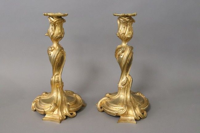 PAIRE DE FLAMBEAUX en bronze doré à décor...