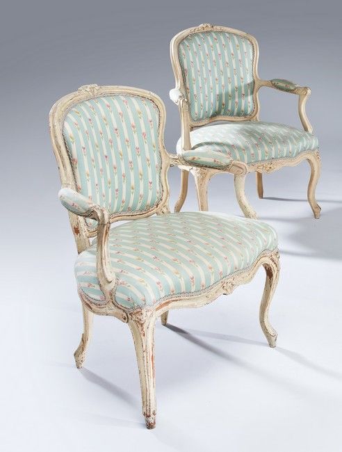 PAIRE DE FAUTEUILS à dossier violoné cabriolet...