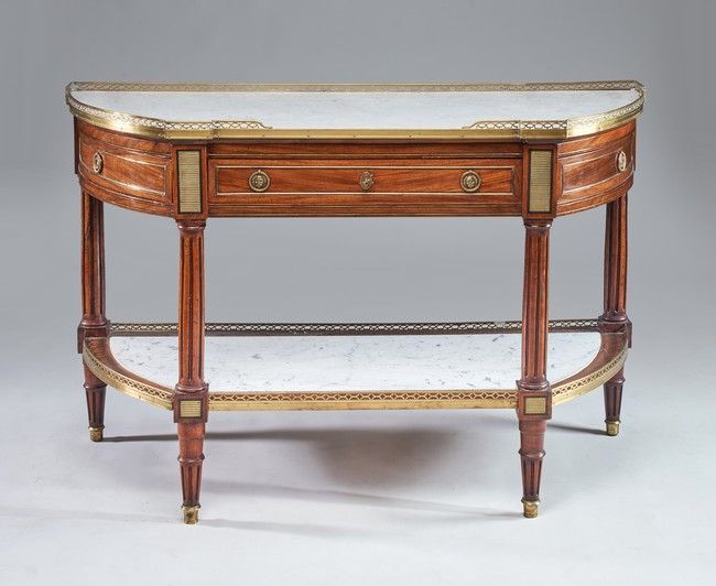 GRANDE CONSOLE à côtés arrondis en acajou,...