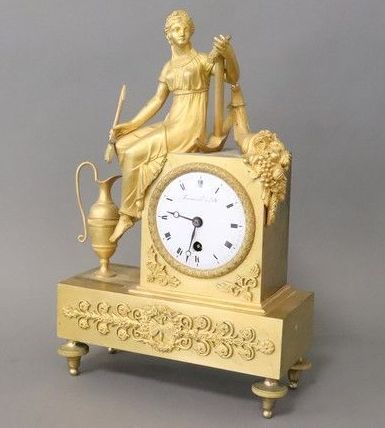 PETITE PENDULE borne, en bronze doré et ciselé,...