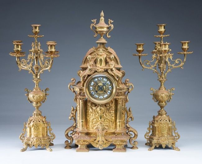 GARNITURE DE CHEMINÉE comprenant une pendule...