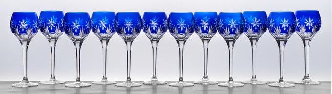DOUZE VERRES en cristal teinté bleu.