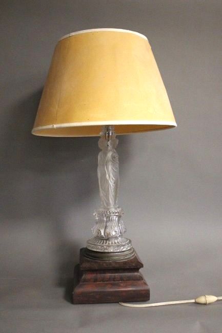 LAMPE en verre moulé, le fût à décor de cariatides...