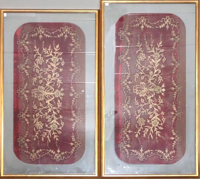 PAIRE DE PANNEAUX DE BRODERIE au fil doré...