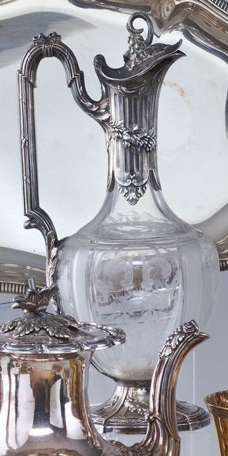 AIGUIÈRE de forme balustre en cristal taillé...