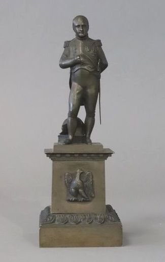 Napoléon BONAPARTE debout en tenue de général,...