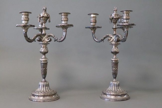 PAIRE DE CANDELABRES pouvant former flambeaux...