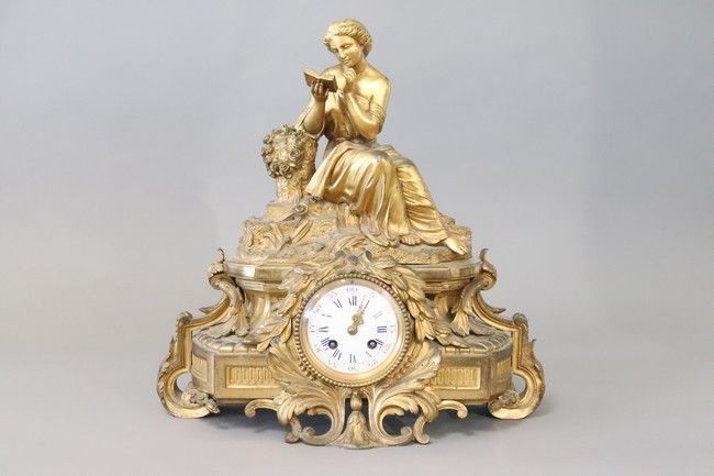 PENDULE en bronze doré figurant une jeune...