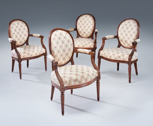 SUITE DE QUATRE FAUTEUILS à dossier médaillon...