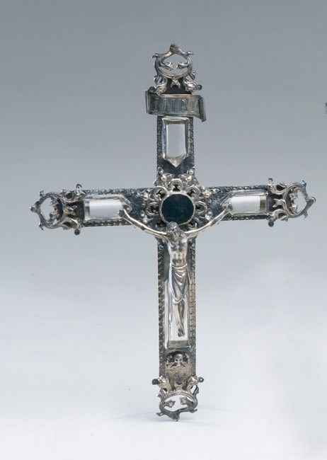 CRUCIFIX en argent ciselé a décor de rinceaux...