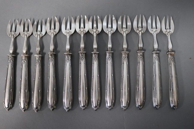 DOUZE FOURCHETTES A HUÎTRES à manche en argent...