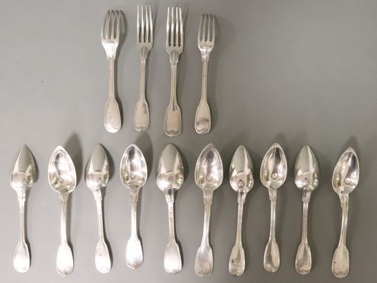 DIX CUILLÈRES et QUATRE FOURCHETTES en argent...