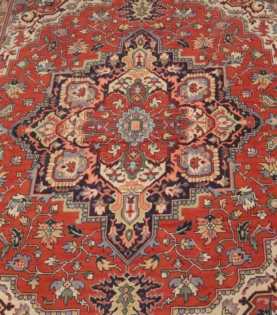 GRAND TAPIS en laine polychrome à décor de...