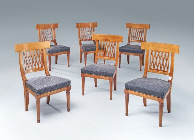 SUITE DE SIX CHAISES en bois clair, à dossier...