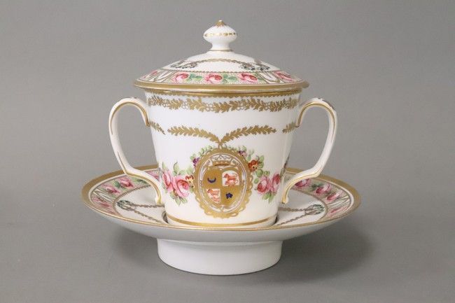 TASSE TREMBLEUSE à deux anses et couvercle,...