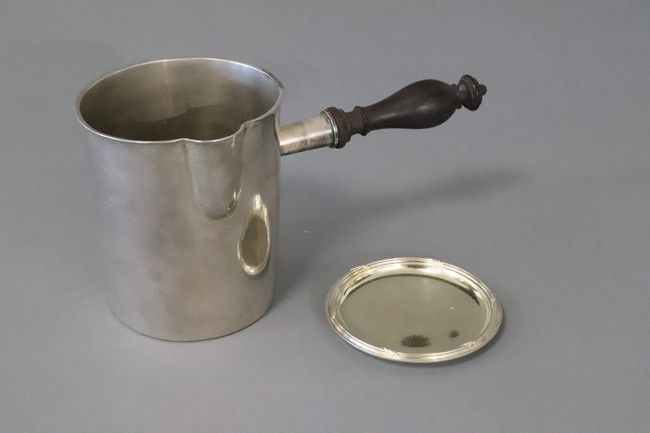 PETITE CASSEROLE de forme cylindrique à bec...