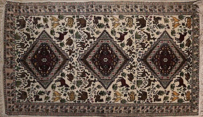 TAPIS en laine polychrome à décor de trois...