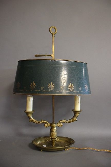 LAMPE BOUILLOTTE en bronze à deux lumières...