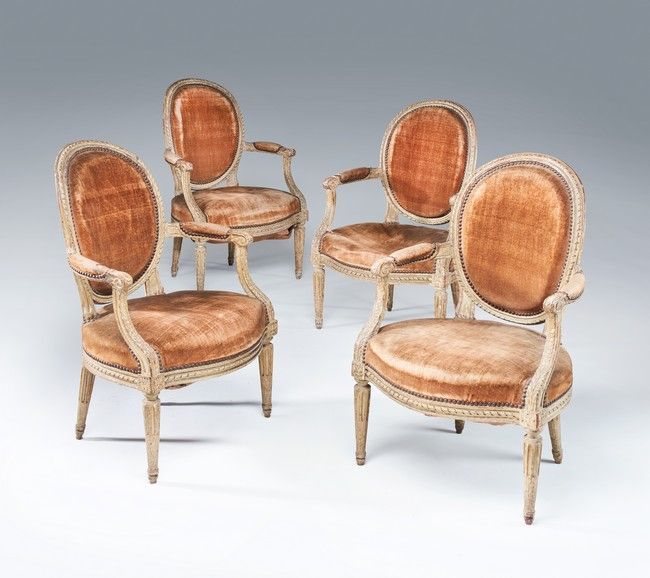 SUITE DE QUATRE FAUTEUILS à dossier médaillon...