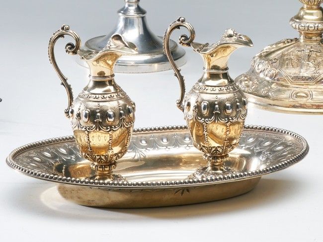 PAIRE DE BURETTES ET LEUR PLATEAU, en vermeil,...