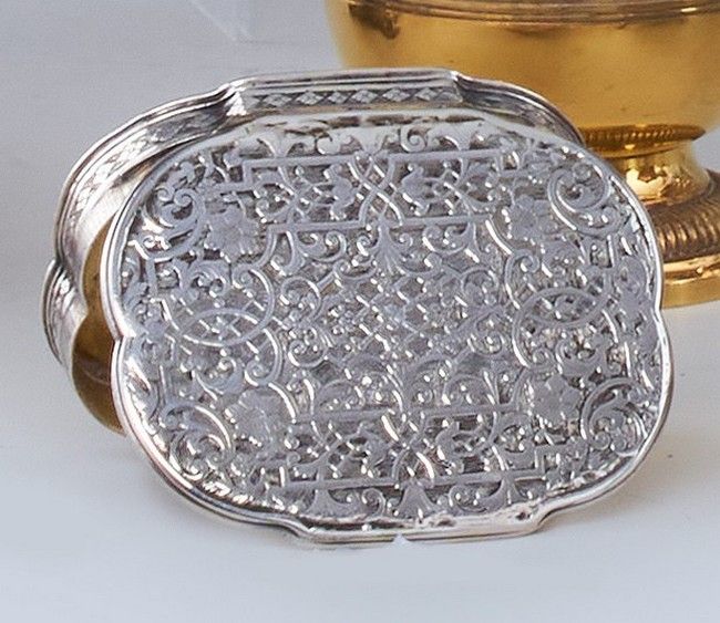 PETITE BOÎTE de forme chamtournée en argent...
