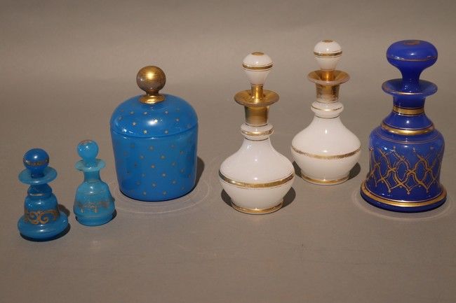 SIX FLACONS de forme balustre en opaline...