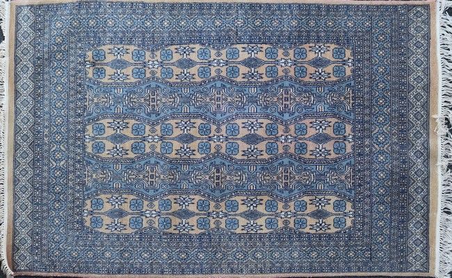 TAPIS en laine polychrome à décor de fleurettes...