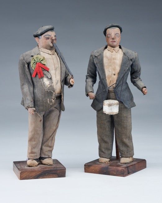 DEUX FIGURINES en tissus et composition représentant...