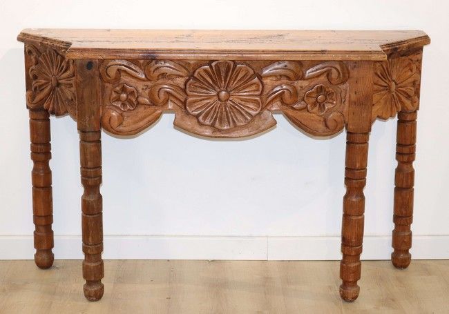 CONSOLE de forme trapèze en pin sculpté à...