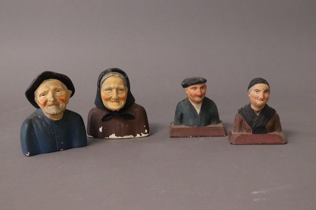DEUX PAIRES DE BUSTES représentant Amatxi...