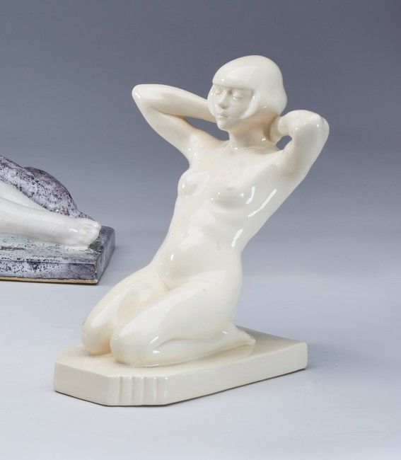 Femme nue agenouillée