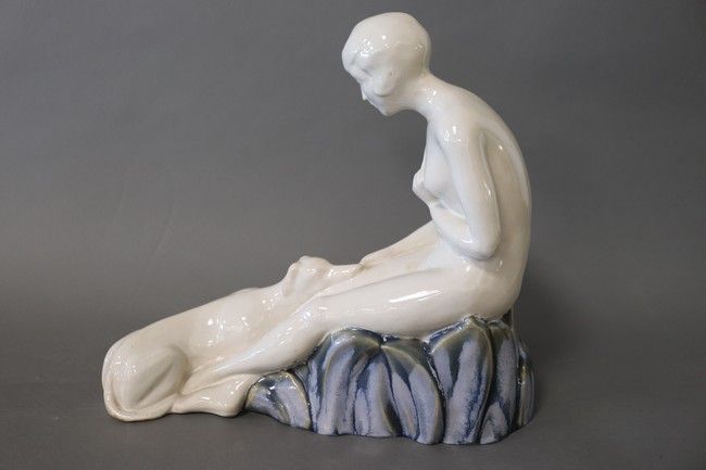 Femme assise avec lévrier