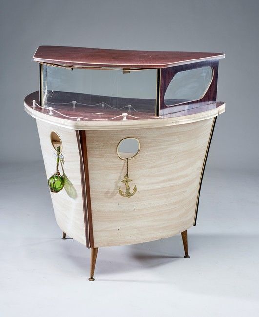 MEUBLE-BAR en forme de proue de bateau, en...