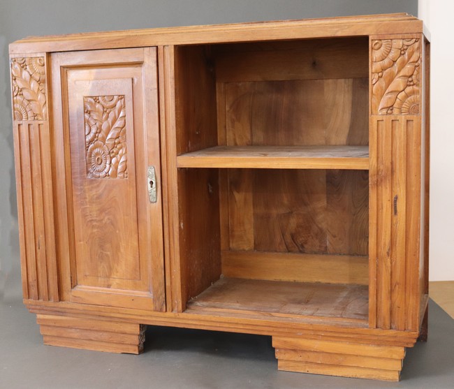 BUFFET-ETAGERE en placage de noyer de forme...