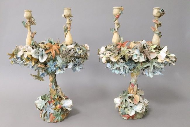 PAIRE DE CANDÉLABRES en papier mâché, à deux...