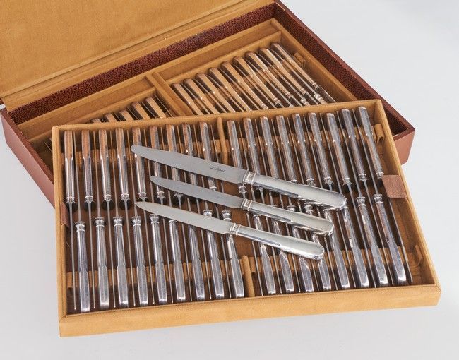 MENAGERE DE COUTEAUX à manche en argent fourré...
