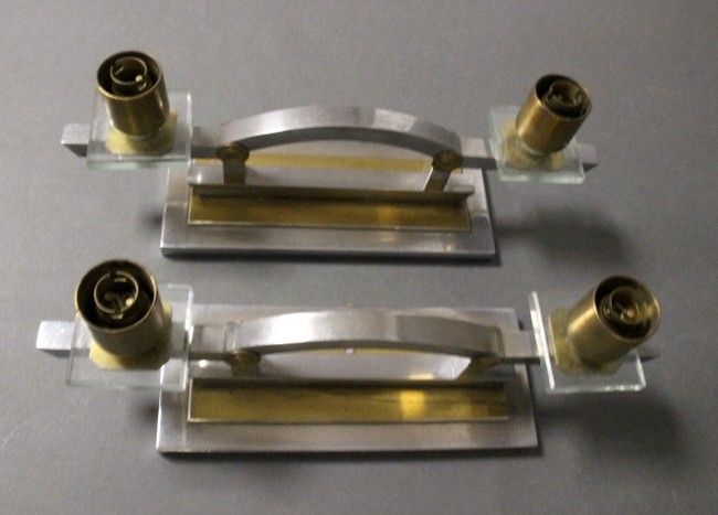 PAIRE DE BOUGEOIRS en métal argenté et laiton...