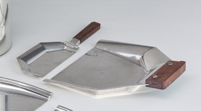RAMASSE-MIETTES en métal argenté à pans coupés,...