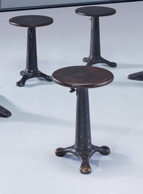 TROIS TABOURETS de style industriel formés...